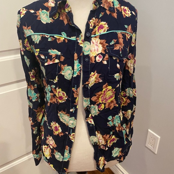 2 button downs - Picture 2 of 4